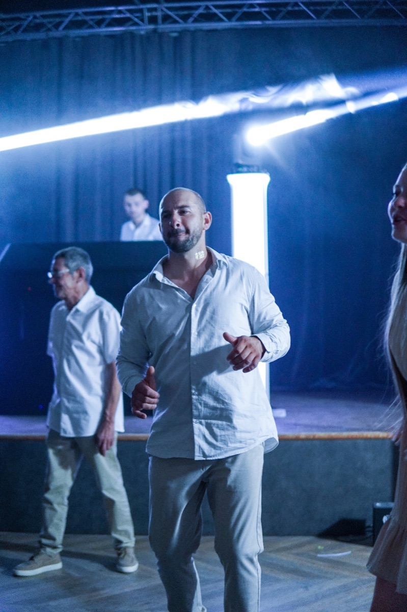 Invités en train de danser sous les lumières