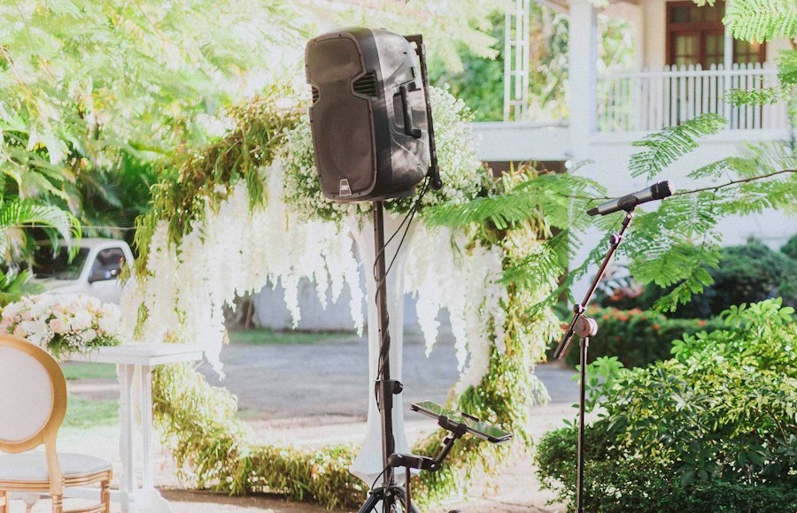 Enceinte sur pied installée dans un jardin décoré pour un mariage