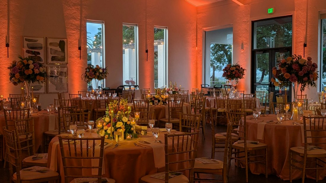 Salle de réception sublimée par des lumières d'ambiance chaudes